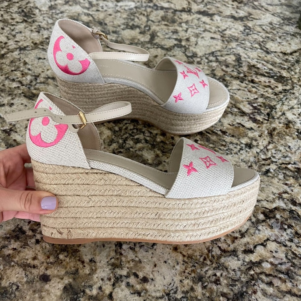 Louis Vuitton super stylish sandels